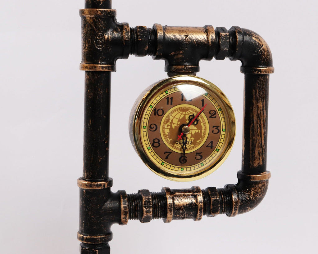 Lámpara Steampunk con Reloj y Tubería Metal
