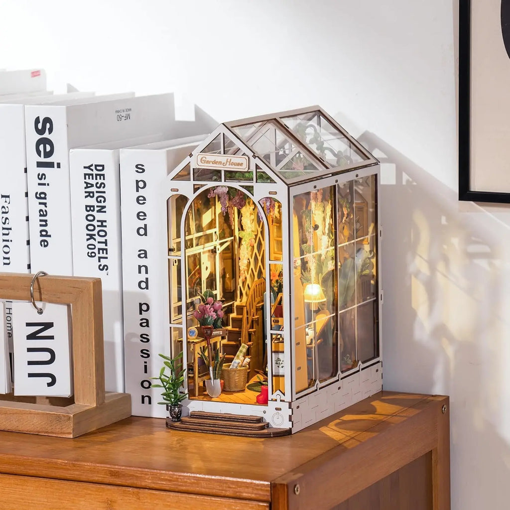 Kit de Modelo de Casa de Muñecas DIY Rolife Gardenhouse Book Nook con Luz LED, Rompecabezas de Madera para Decoración de Estanterías - TGB06